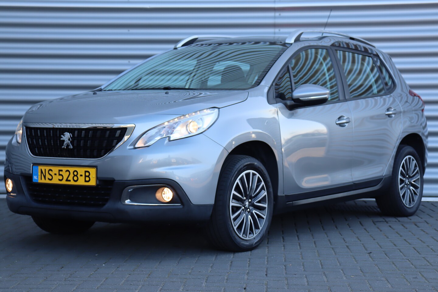 Peugeot 2008 - 1.2 PURETECH 83PK BLUE LION / NAVI / AIRCO / LED / PDC / TREKHAAK / BLUETOOTH / CRUISECONT - AutoWereld.nl