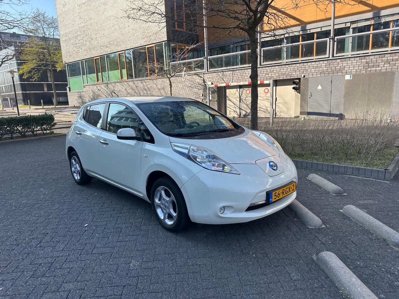 Nissan LEAF - Base 24 kWh 80kw NAP White Metallic - AutoWereld.nl