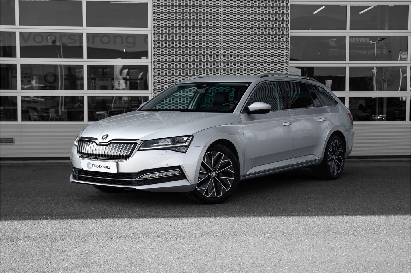 Skoda Superb Combi - 1.4 TSI iV 218 pk Laurin & Klement | Trekhaak | Leder | Adapt. Cruise | Camera - AutoWereld.nl