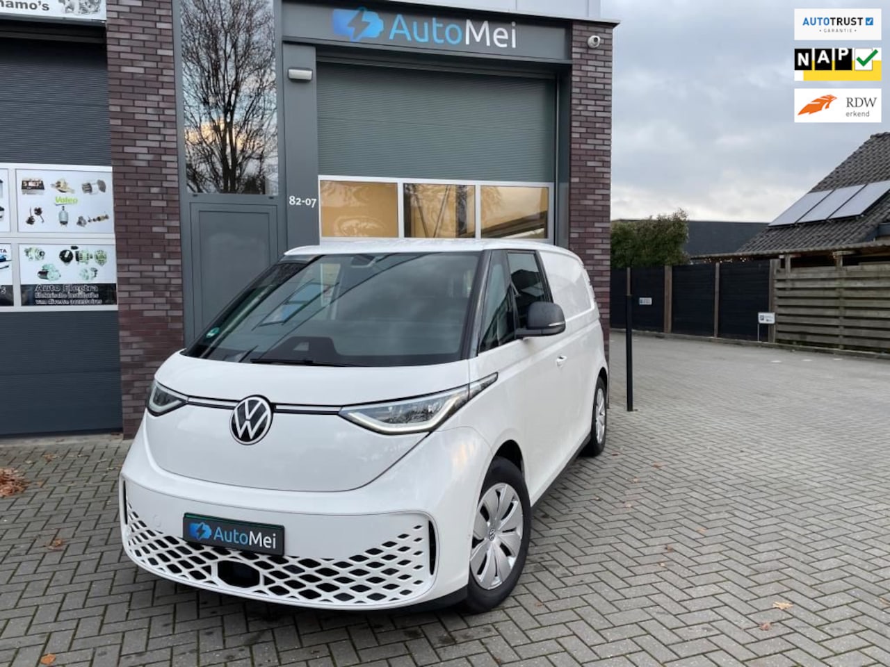 Volkswagen ID. Buzz Cargo - 82 kWh / achteruitrijcamera / assistentiepakket / trekhaak / elektrische klep / bi-directi - AutoWereld.nl