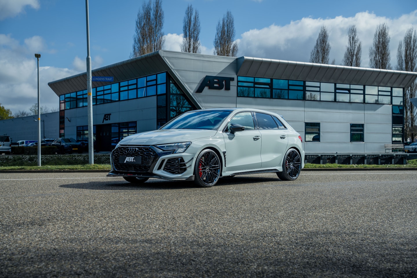 Audi RS3 - Sportback ABT RS3-R 1/200 500pk Sportclassic Grau Porsche (Audi Exclusive) Carbon | Panora - AutoWereld.nl