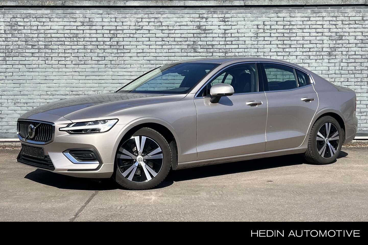 Volvo S60 - 2.0 B4 Automaat Plus Bright | Adaptieve Cruise Control | LED | Keyless | Parkeersensoren | - AutoWereld.nl