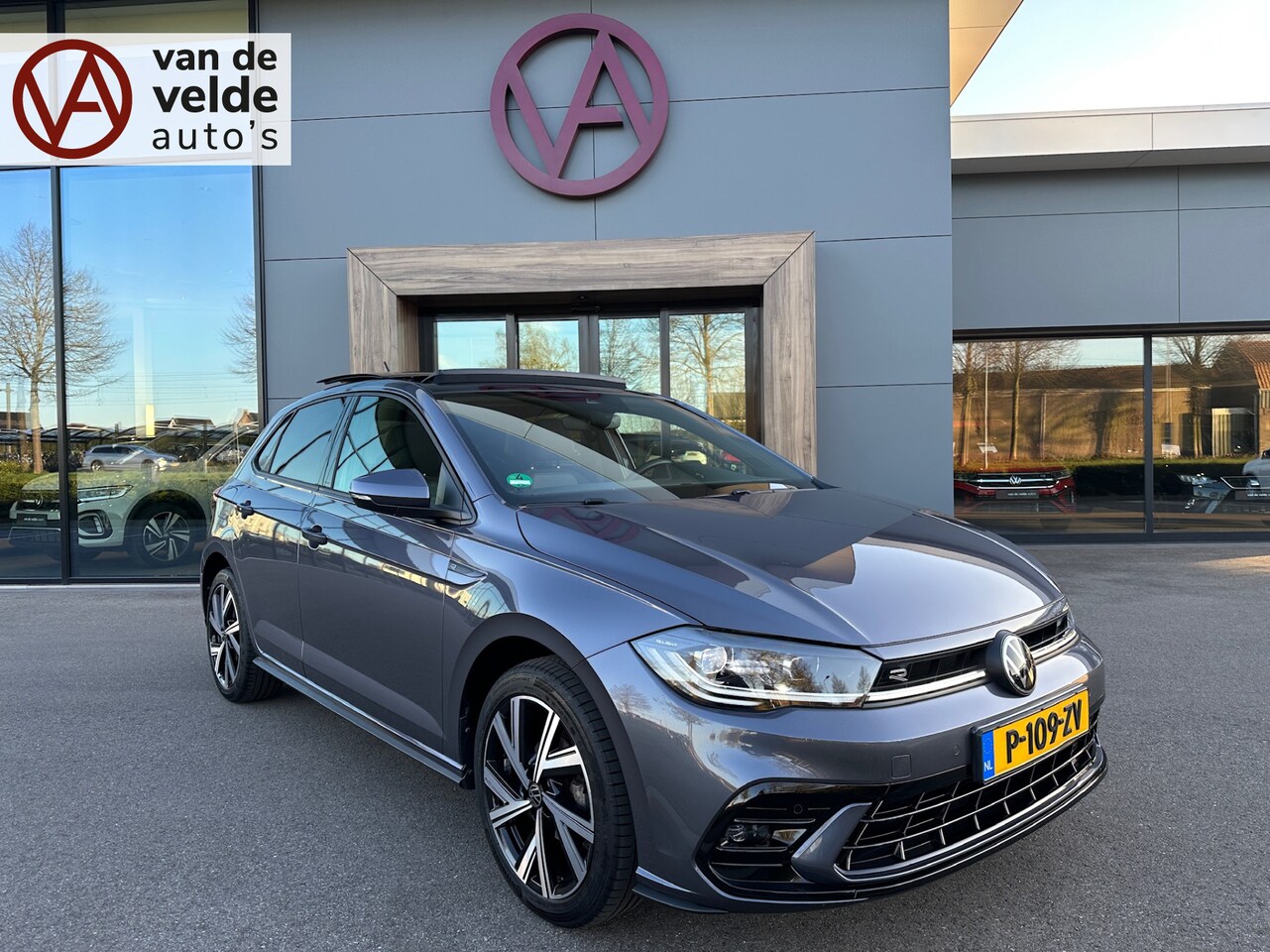 Volkswagen Polo - 1.0 TSI R-Line | Panoramadak | Camera | Navi | Trekhaak | Rijklaar incl. garantie - AutoWereld.nl