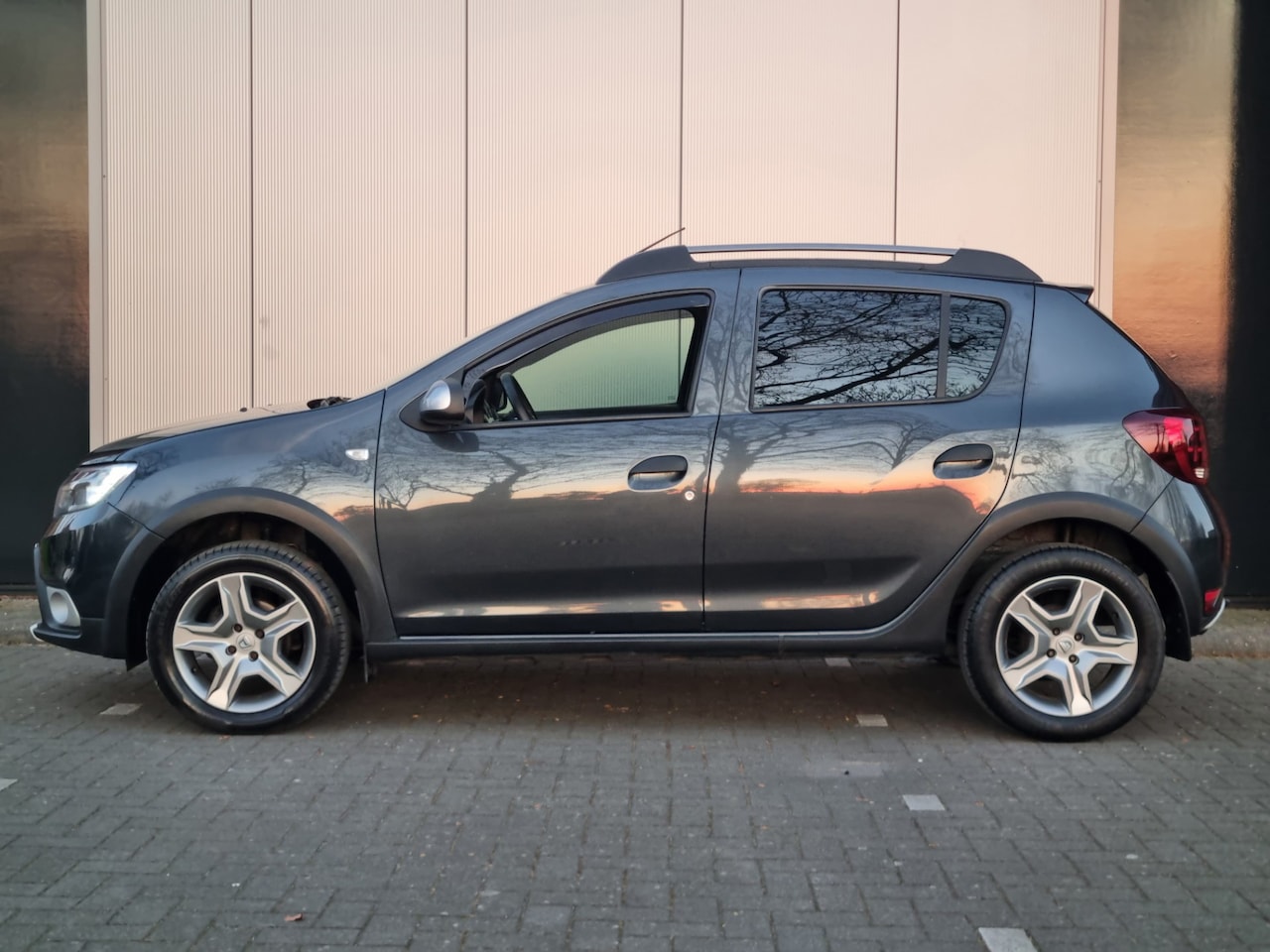 Dacia Sandero Stepway - 0.9 TCe Laureate / LPG / Automaat / Trekhaak / - AutoWereld.nl