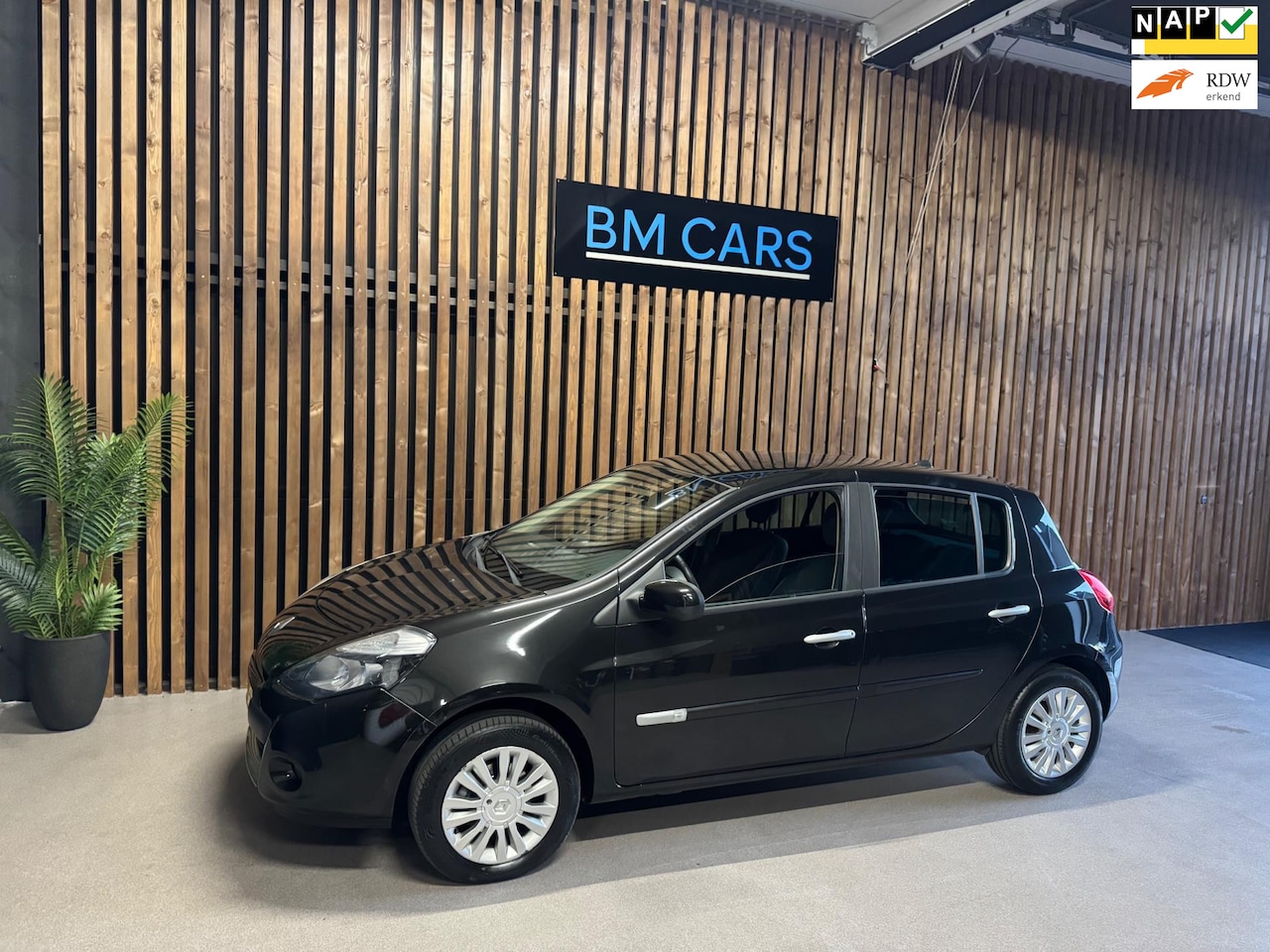 Renault Clio - 1.2 Collection Airco,Trekhaak,Navi - AutoWereld.nl