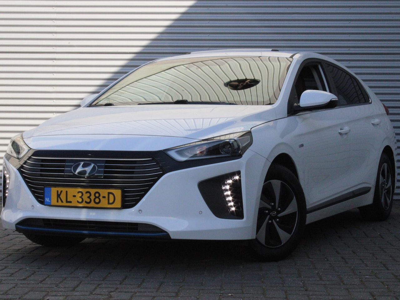 Hyundai IONIQ - 1.6 GDi First Edition | Achteruitrijcamera | Dodehoek detectie | Elektrisch verstelbare be - AutoWereld.nl