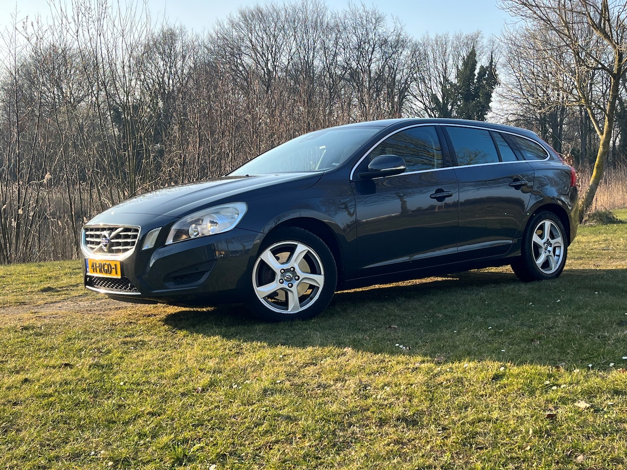 Volvo V60 - 2.0T Momentum | Cruise control | Parkeersensor voor | Parkeersensor voor - AutoWereld.nl