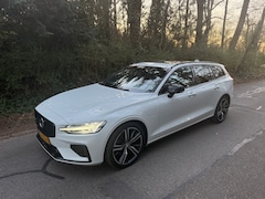 Volvo V60 - 2.0 T6 Recharge AWD R-Design PANO/CAPRLAY/AWD/360CAM/HARMANKARDON/TREKHAAK/VOL