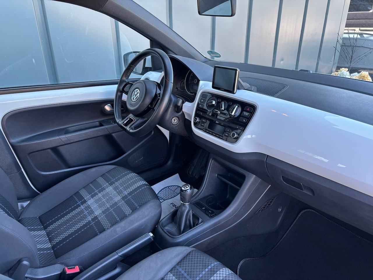 Volkswagen Up! - 1.0 high up! BlueMotion AIRCO//NAVI//AV+AB//STOELVERWARMING//