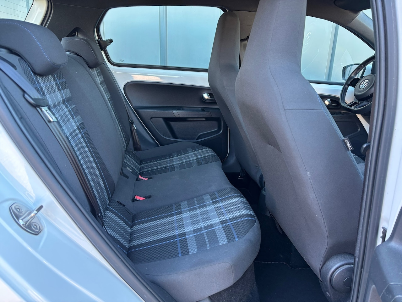 Volkswagen Up! - 1.0 high up! BlueMotion AIRCO//NAVI//AV+AB//STOELVERWARMING//