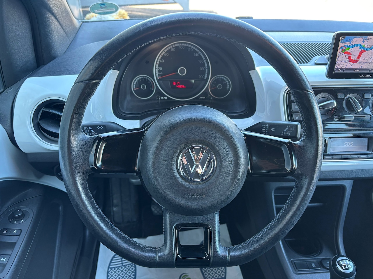 Volkswagen Up! - 1.0 high up! BlueMotion AIRCO//NAVI//AV+AB//STOELVERWARMING//