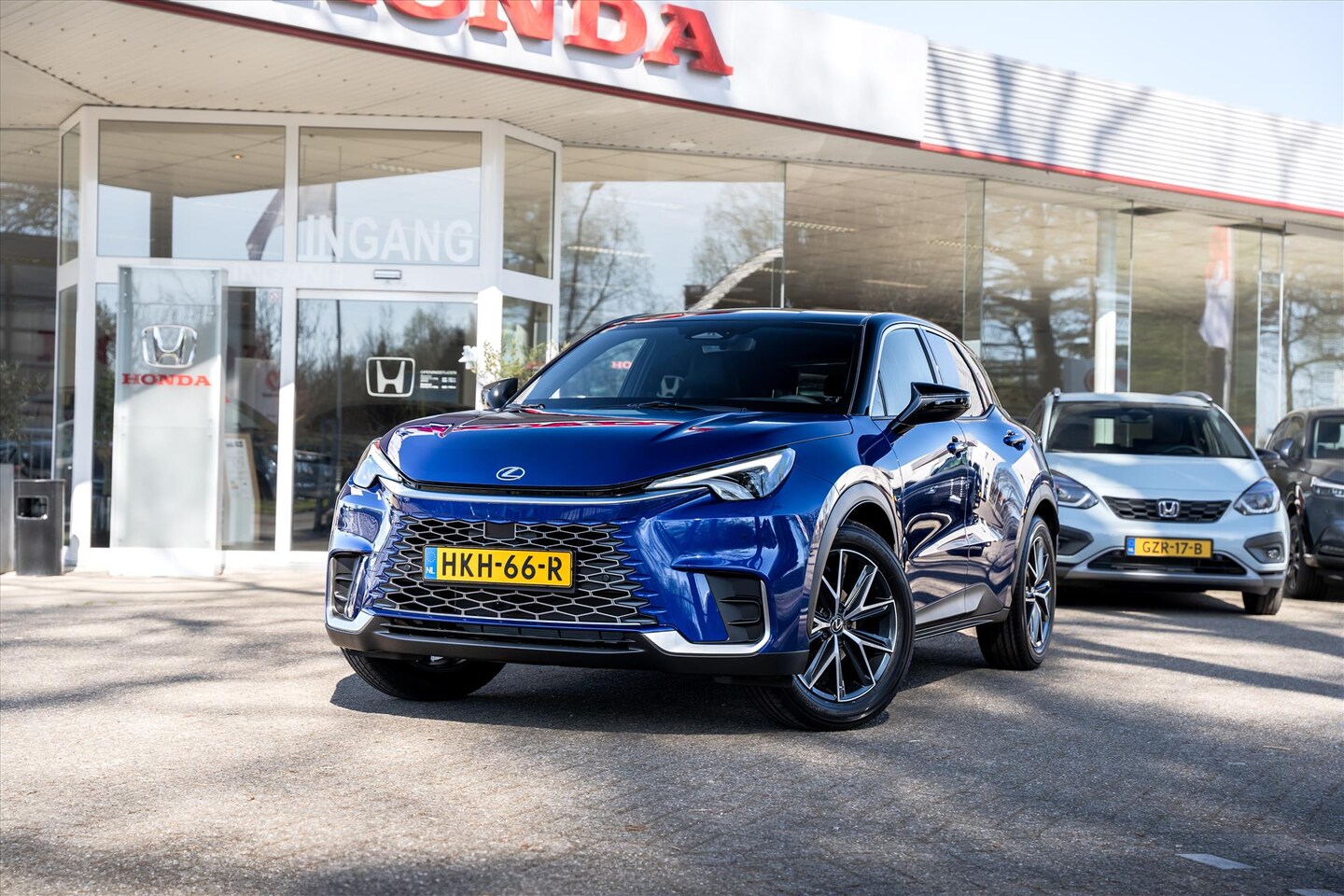 Lexus LBX - 1.5 Hybrid Emotion Bi Tone | Incl. Tech Pack | Cobalt Blue Metallic | Draadloos laden | El - AutoWereld.nl