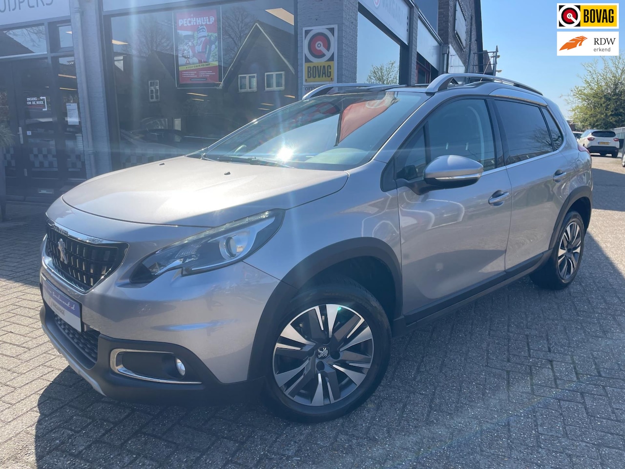 Peugeot 2008 - 1.2 110 PureTech Allure Automaat *navi + ecc + panoramadak* - AutoWereld.nl