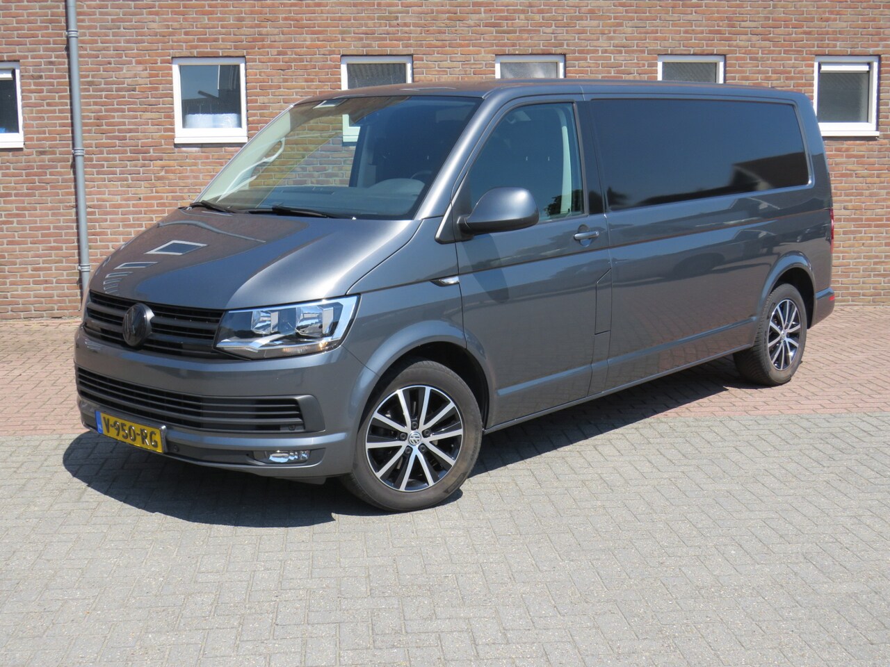 Volkswagen Transporter - 2.0 TDI 150Pk Euro6 L2H1 Highline BPM Vrij! * Rijklaarprijs incl. garantie * Navigatie * C - AutoWereld.nl