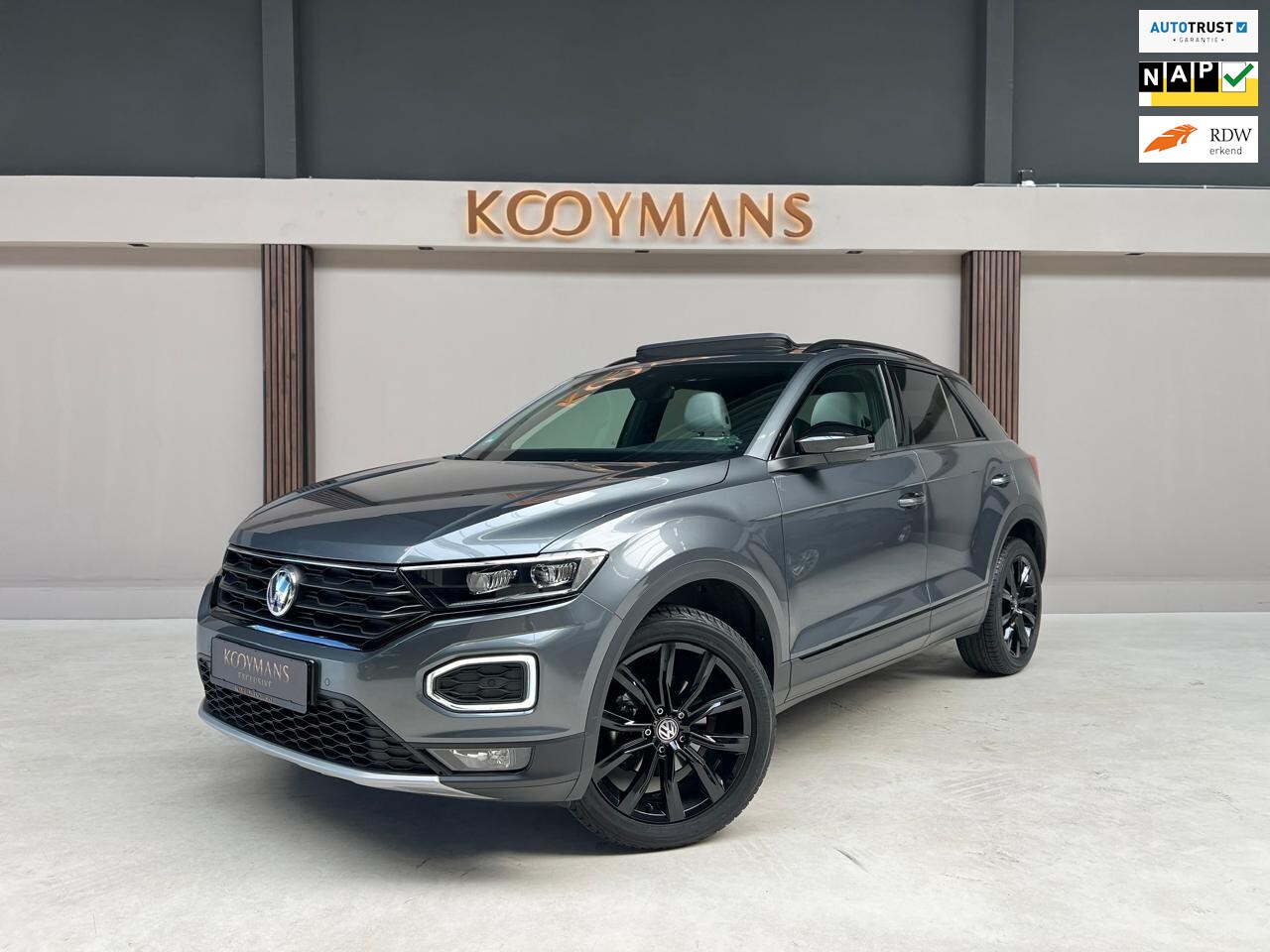 Volkswagen T-Roc - 1.5 TSI SPORTLINE BEATSAUDIO PANO VIRTUAL LEDER CAMERA CARPLAY LANE ASSIST CRUISE PDC - AutoWereld.nl