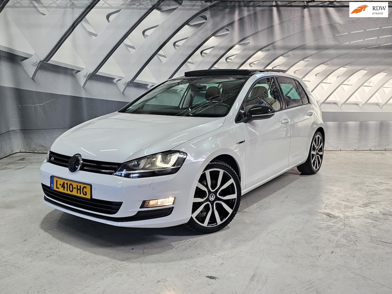 Volkswagen Golf - 1.4 TSI Highline R line pano leer metalic wit - AutoWereld.nl