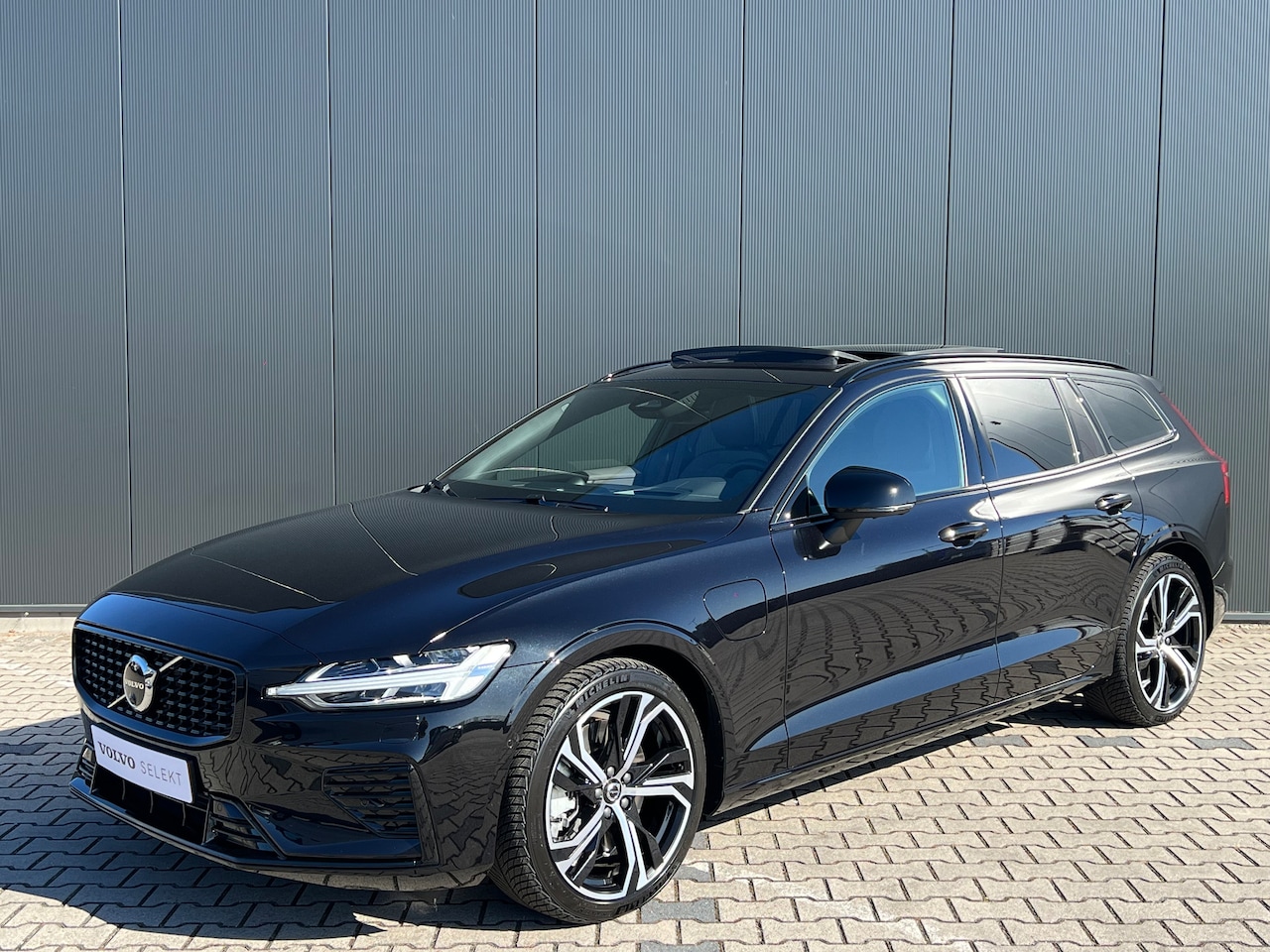 Volvo V60 - T8 Plug-in hybrid AWD Ultra Dark | Bowers&Wilkins | Trekhaak | 19 Inch | 360 Camera | Gela - AutoWereld.nl