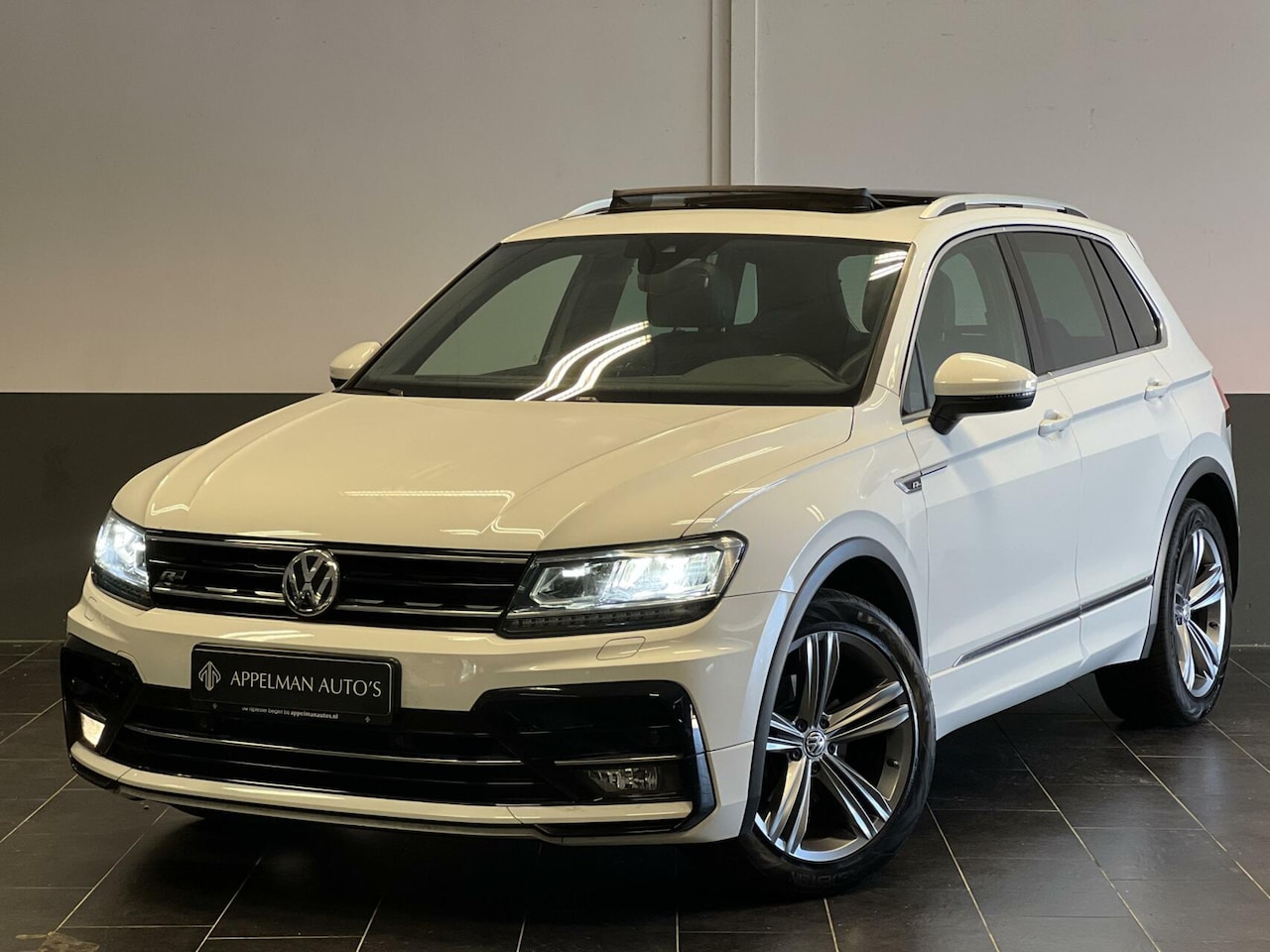 Volkswagen Tiguan - 1.5 TSI ACT Highline Business 3 x R-Line | Pano | Virtual | - AutoWereld.nl