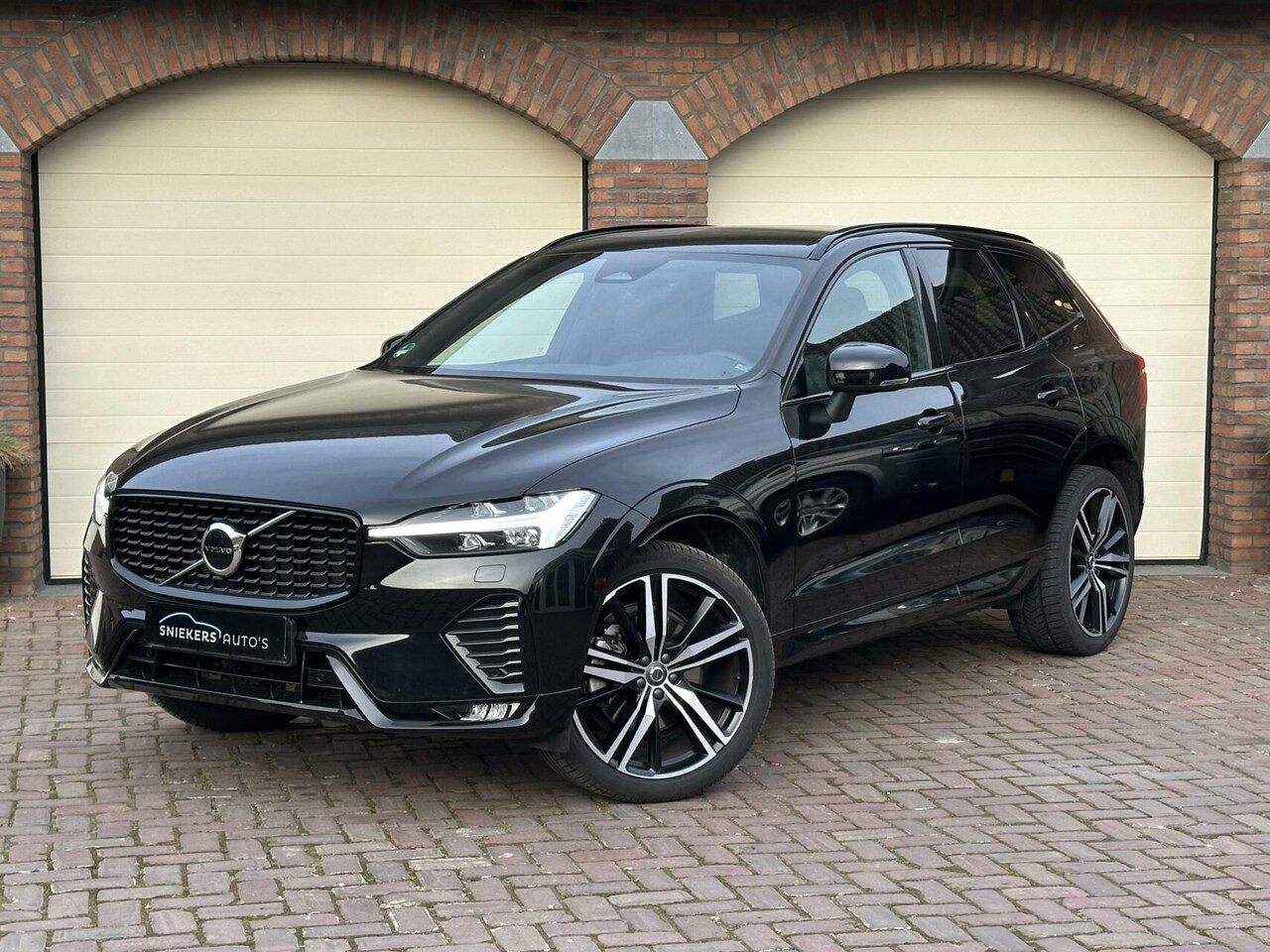 Volvo XC60 - 2.0 B4 R-Design Leder Keyless Clima 21" Navi Stuur en stoelverw. - AutoWereld.nl