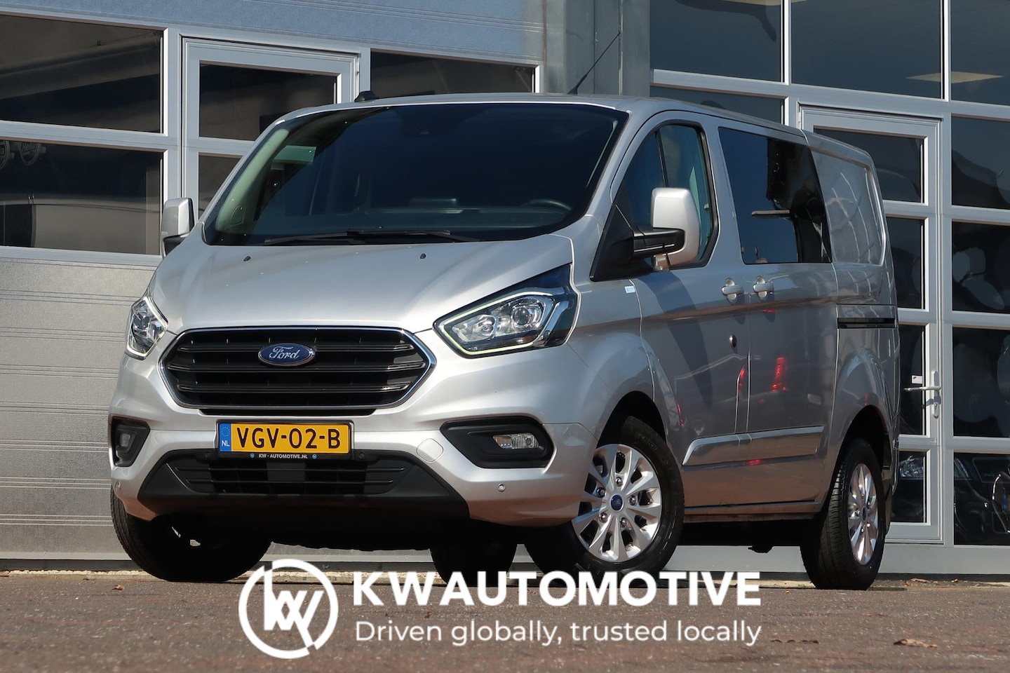 Ford Transit Custom - 300 2.0 TDCI L1H1 Limited DC AUT/ LED/ CAMERA/ 2X DEUR/ CRUISE/ AIRCO/ TREKHAAK - AutoWereld.nl