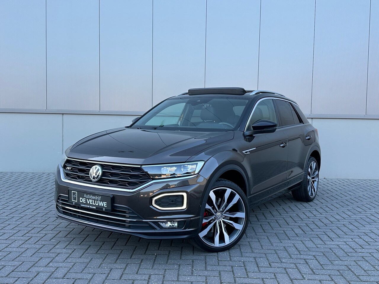 Volkswagen T-Roc - 2.0 TSI 4Motion 190PK 3x R-Line Panorama 19" LED - AutoWereld.nl
