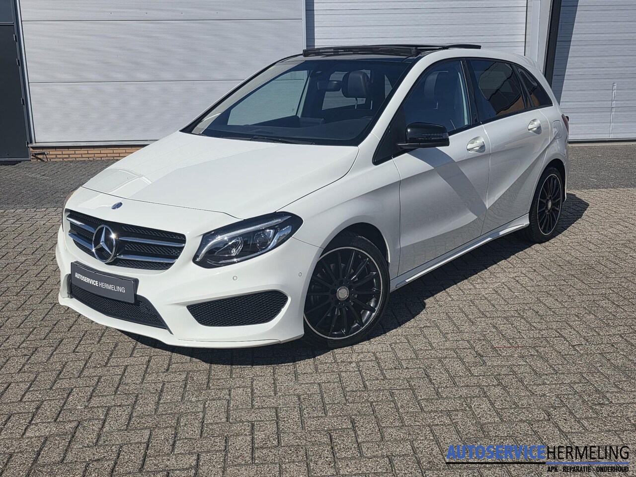 Mercedes-Benz B-klasse - 180 AMG Night Edition Plus NL-auto Panoramadak-Schuifdak Led PDC Navi - AutoWereld.nl