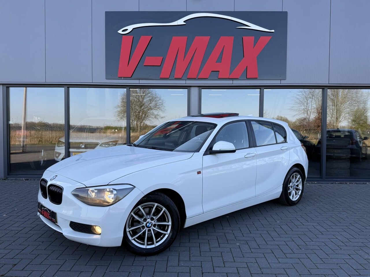 BMW 1-serie - 116i Executive Schuifdak Stoelverw Navi Pdc Clima - AutoWereld.nl