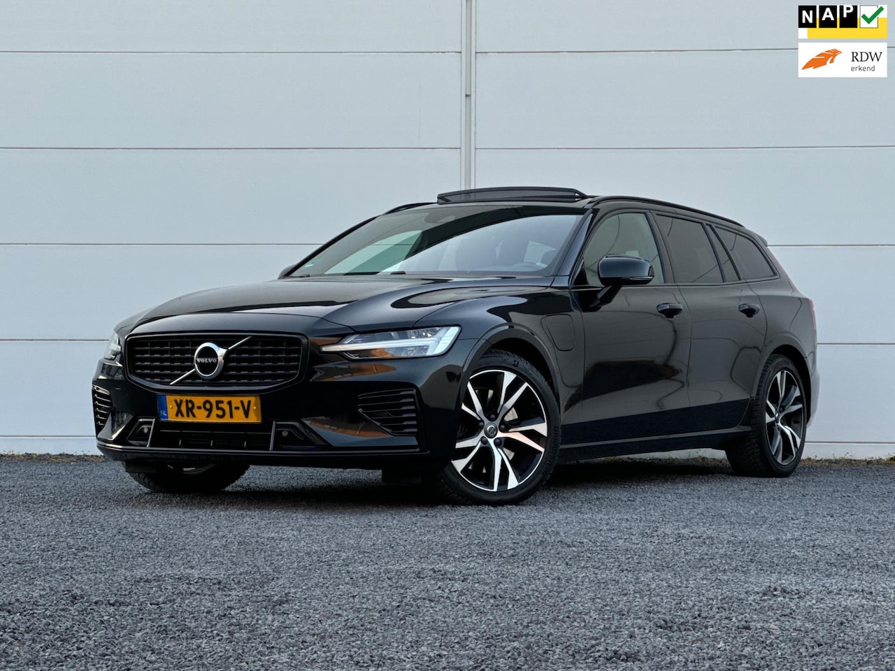 Volvo V60 - 2.0 T8 Twin Engine AWD R-Design Org NL Pano HK Camera - AutoWereld.nl