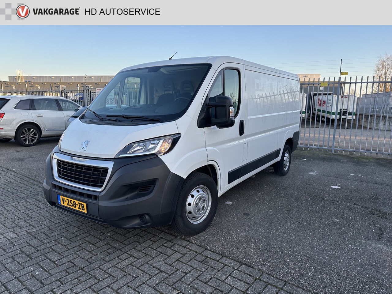 Peugeot Boxer - 435 2.0 BlueHDI L2H1 Premium 435 2.0 BlueHDI L2H1 Premium - AutoWereld.nl