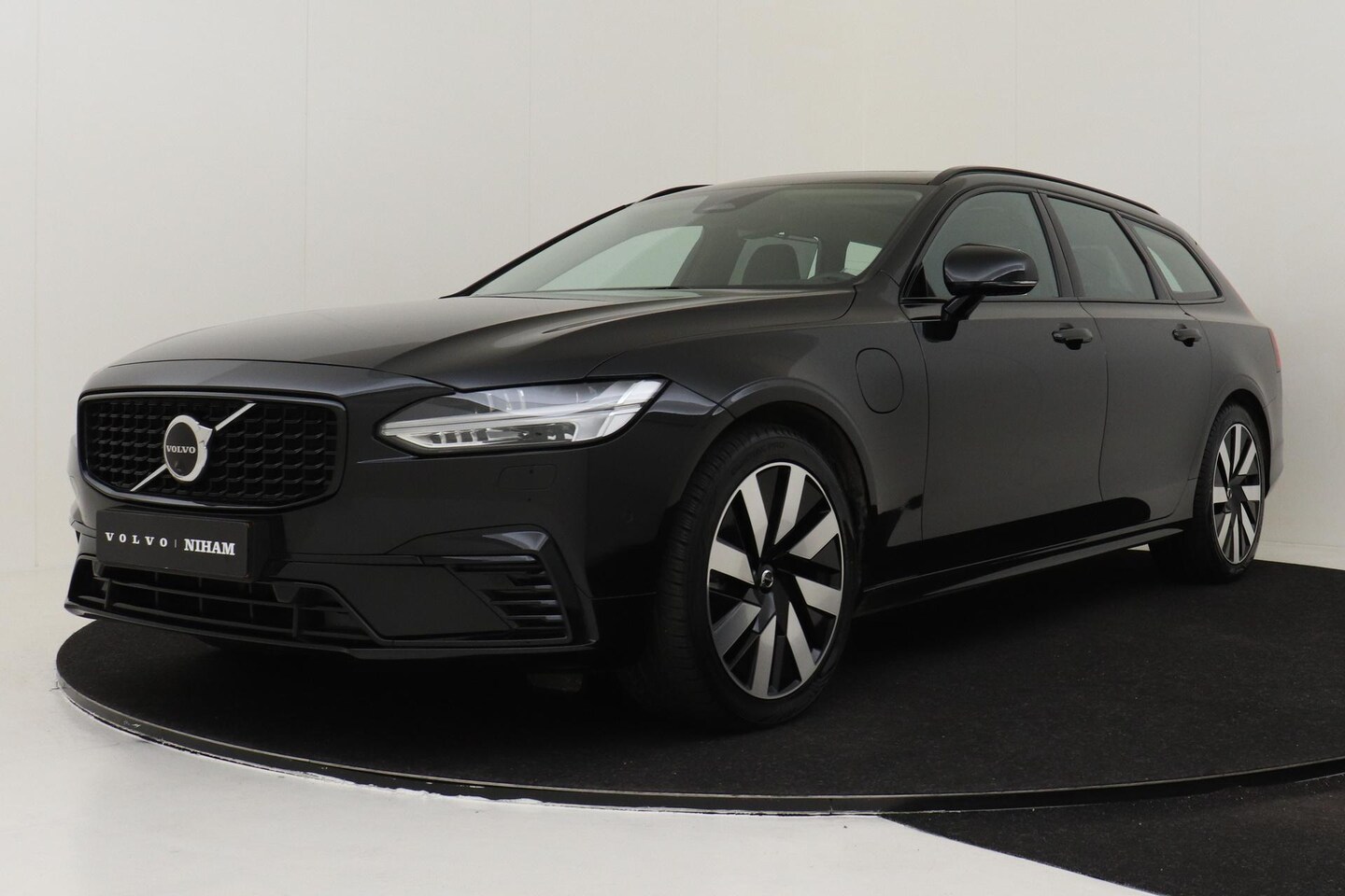Volvo V90 - T6 RECHARGE AWD ULTRA DARK -PANO.DAK|HARMAN/KARDON|360°CAM|TREKHAAK - AutoWereld.nl