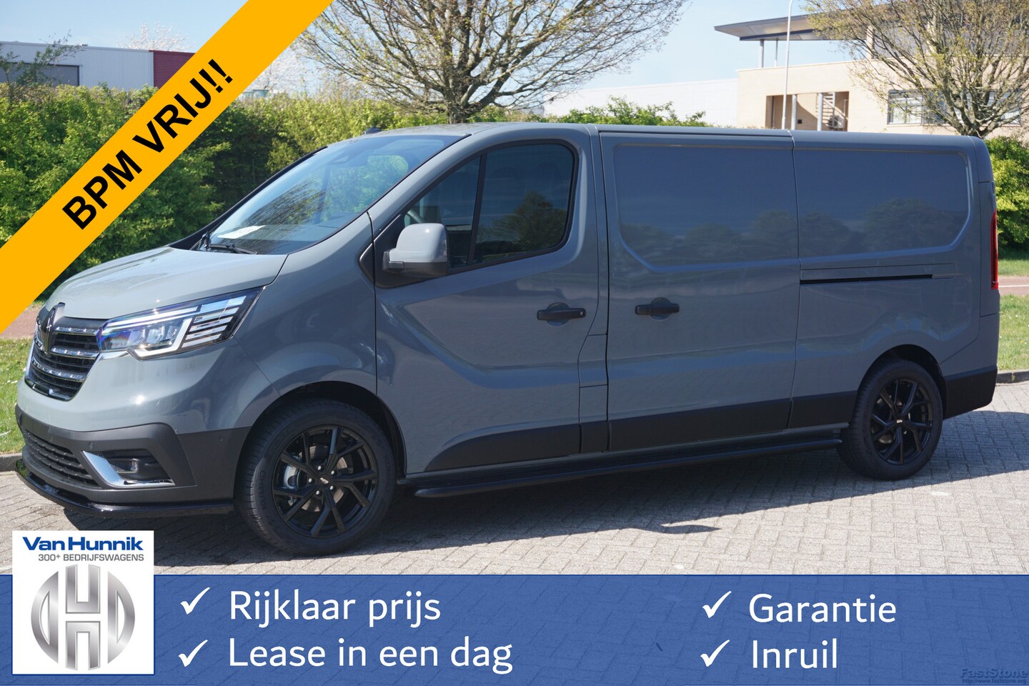 Renault Trafic - 170PK L2H1 URBAN EDITION EDC AUT BPM VRIJ!! Navi, 18" LM, Betimmering, Trekhaak, 2x Schuif - AutoWereld.nl