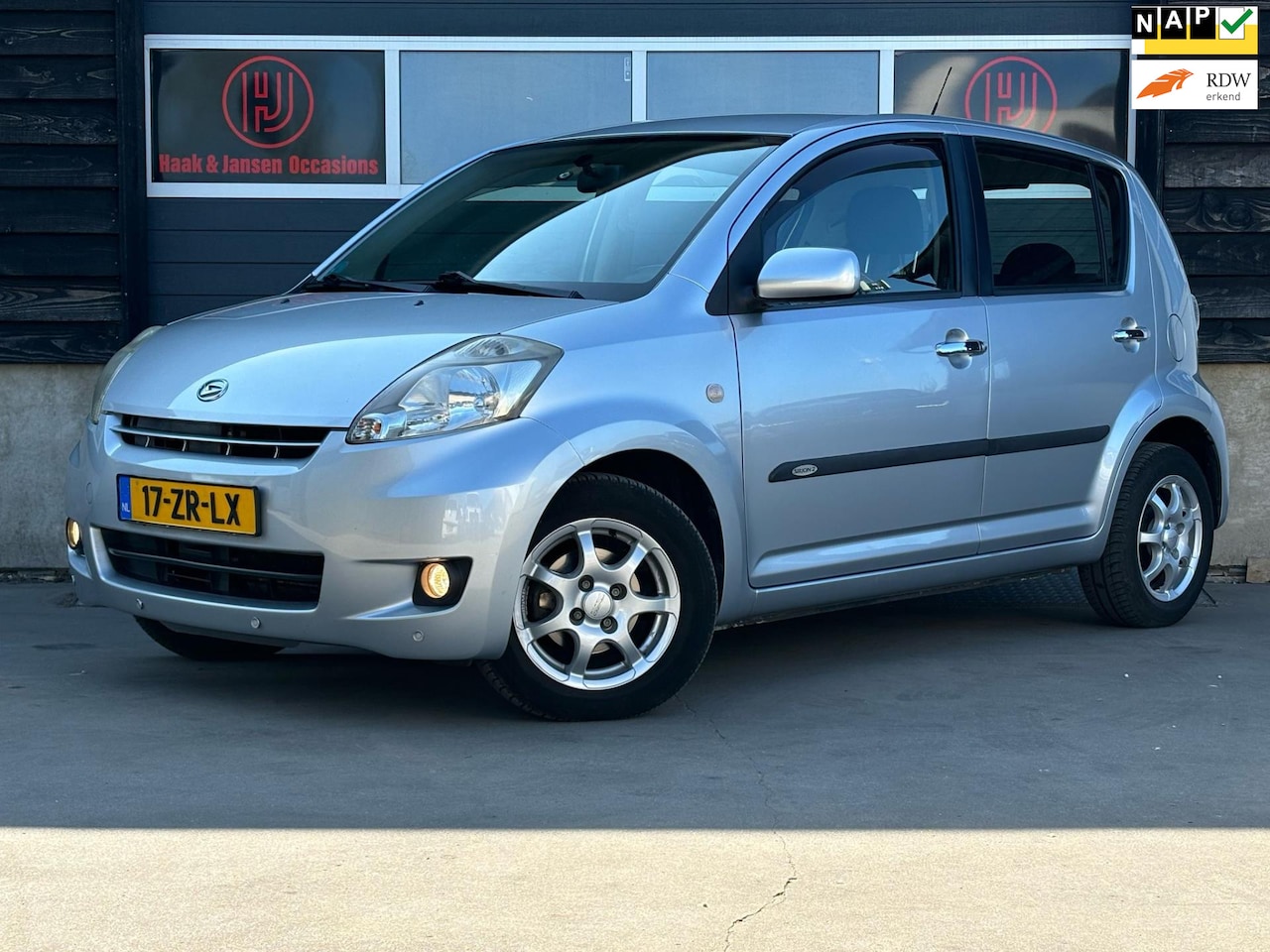 Daihatsu Sirion 2 - 1.3-16V Prestige Automaat Airco Navi - AutoWereld.nl