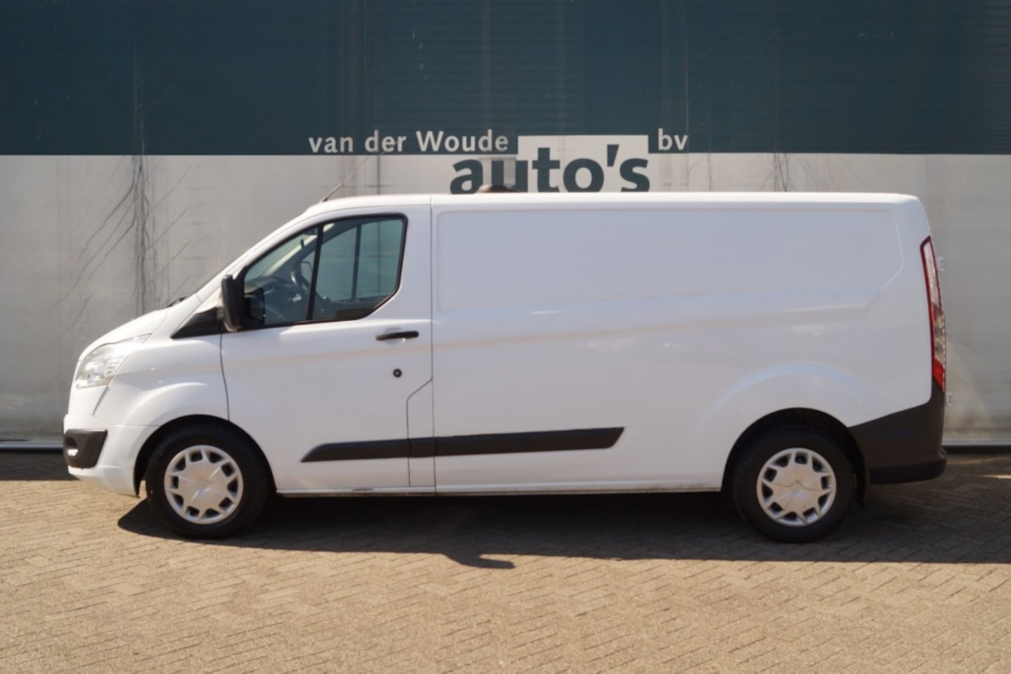 Ford Transit Custom - 340 2.0 130pk TDCI L2-H1 Trend -AIRCO- - AutoWereld.nl
