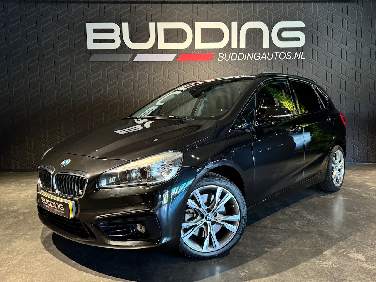 BMW 2-serie Active Tourer - 225i High Exe | Trekhaak | Driving Assist + - AutoWereld.nl