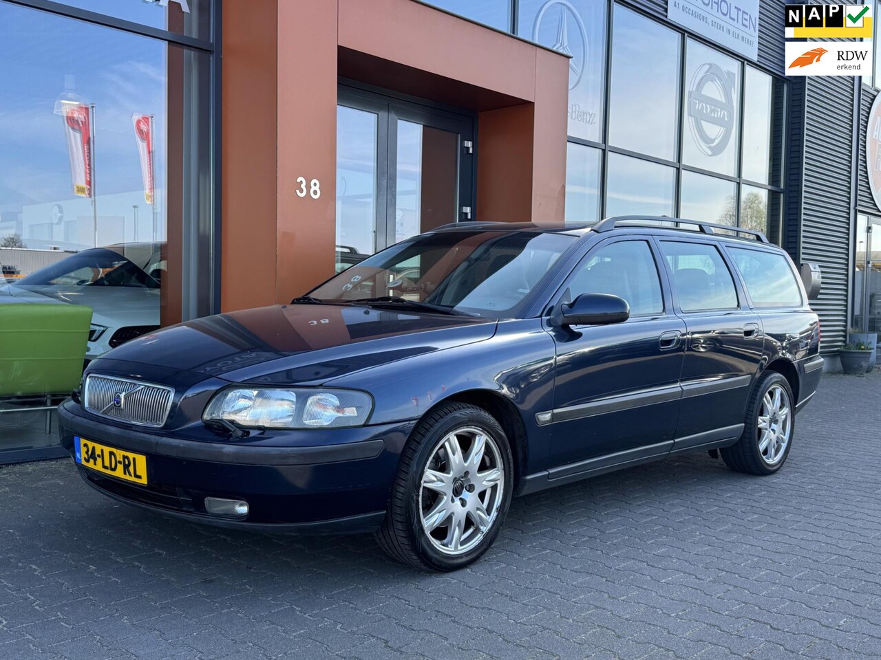 Volvo V70 - 2.4T|Cruise|Leer|Stoelverw.|Trekhaak|APK 2026|NAP - AutoWereld.nl