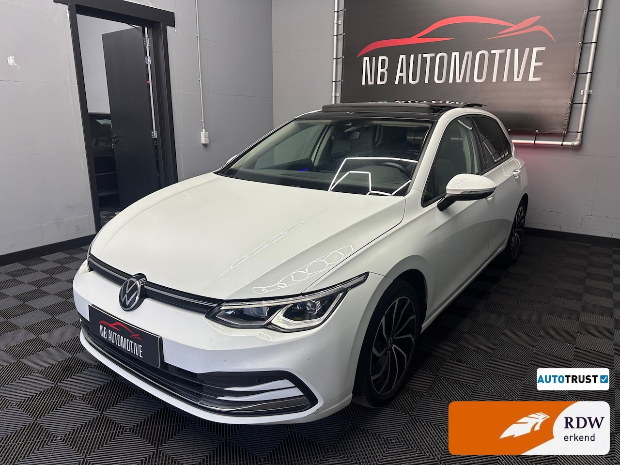 Volkswagen Golf - 8 eTSI Life Business PANO - AutoWereld.nl