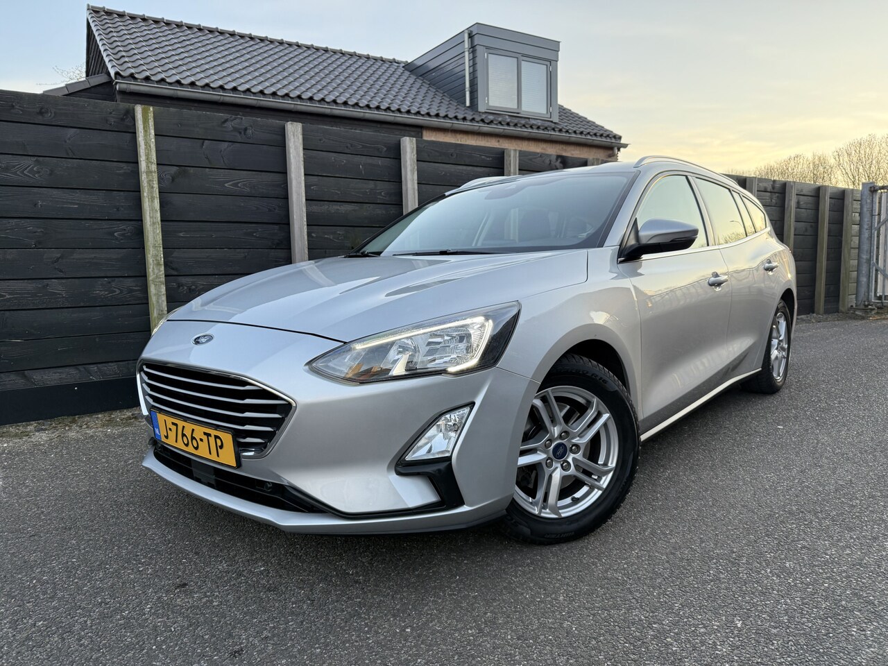 Ford Focus Wagon - 1.0 EcoBoost Hybrid Trend Edition Business dealer onderhouden - AutoWereld.nl