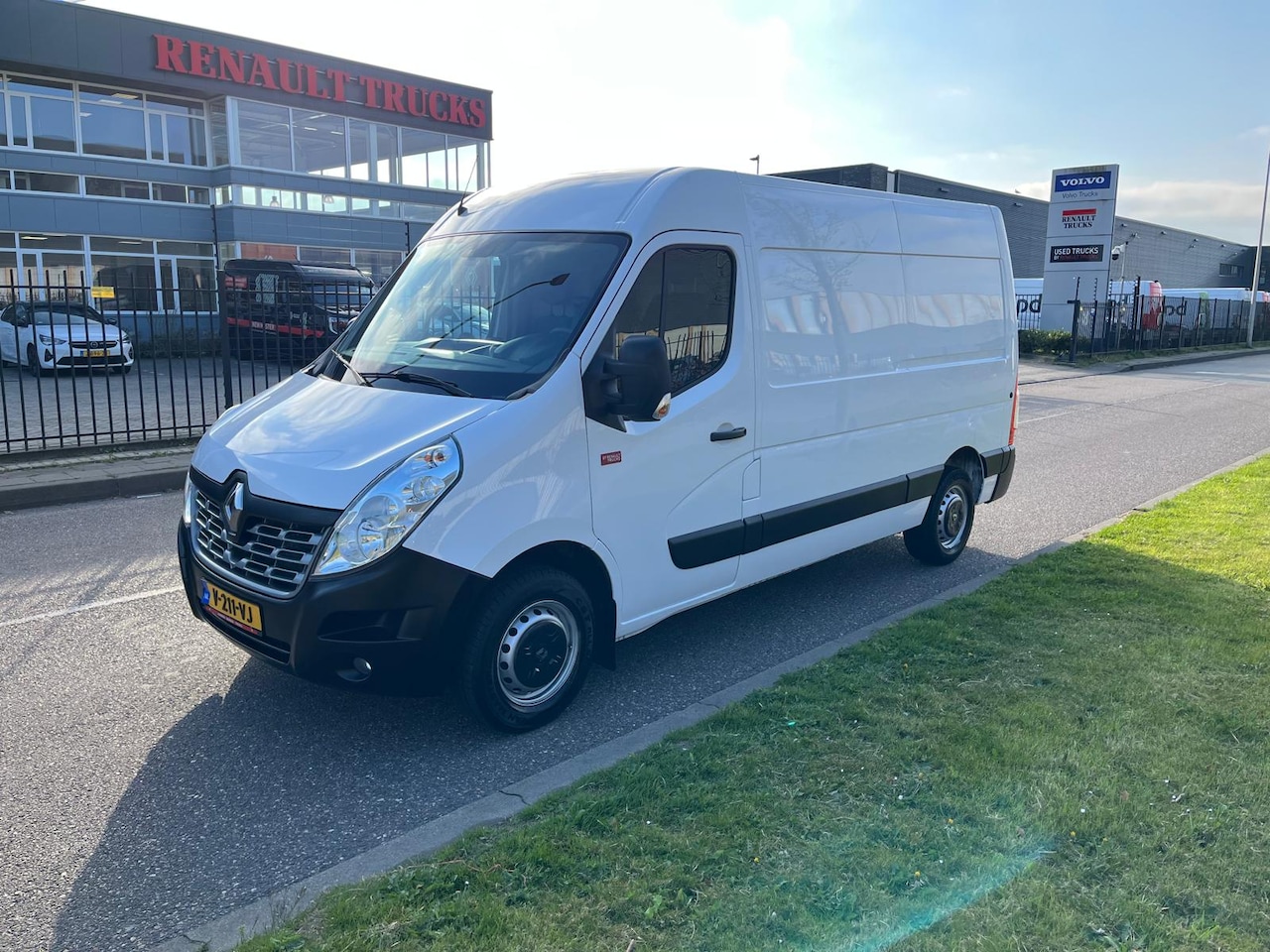Renault Master - 130.35 2.3dci L2 H2, Airco, Nav, Bluetooth - AutoWereld.nl