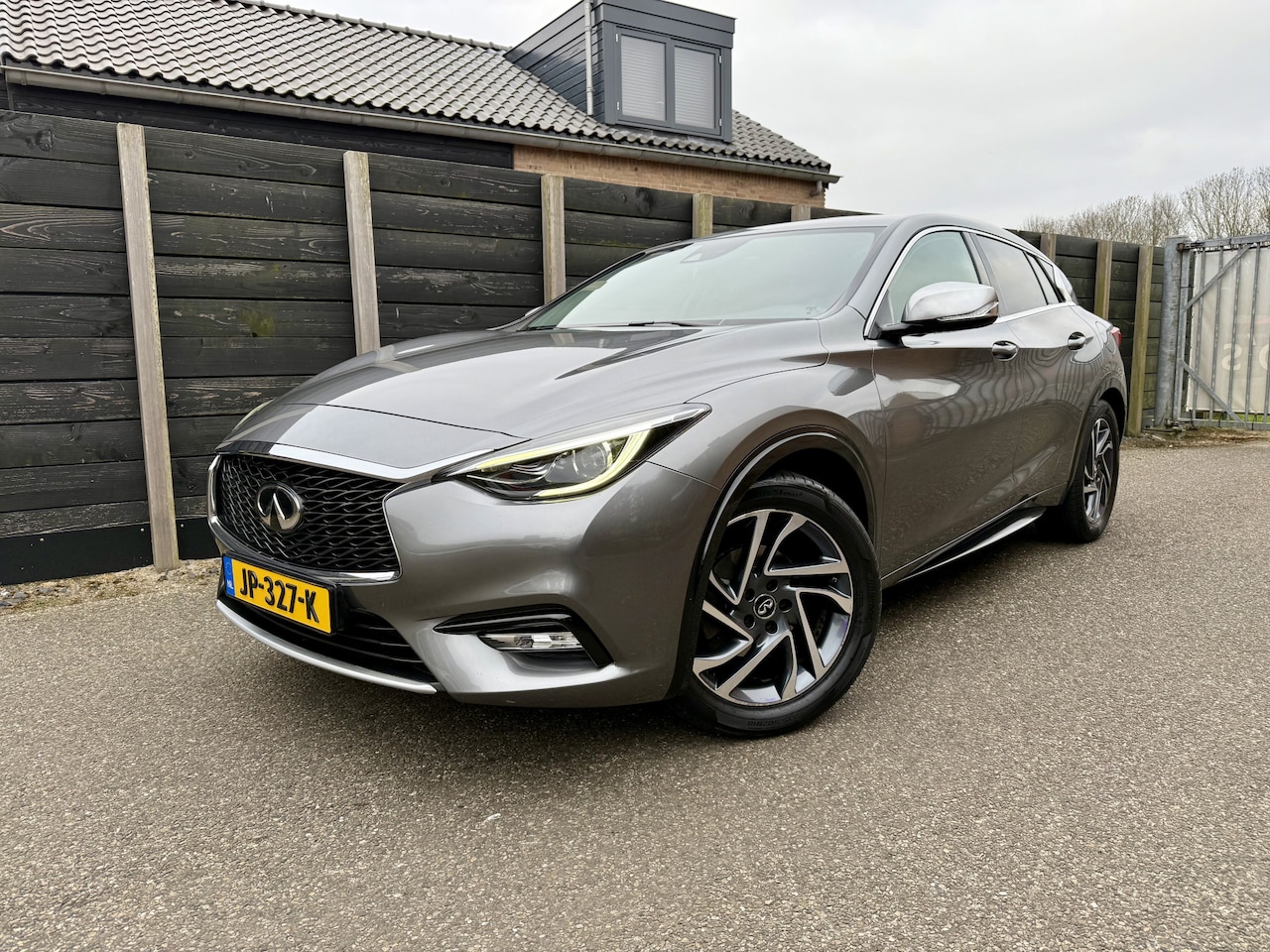 Infiniti Q30 - 1.6t Premium City Black 1.6t Premium City Black - AutoWereld.nl
