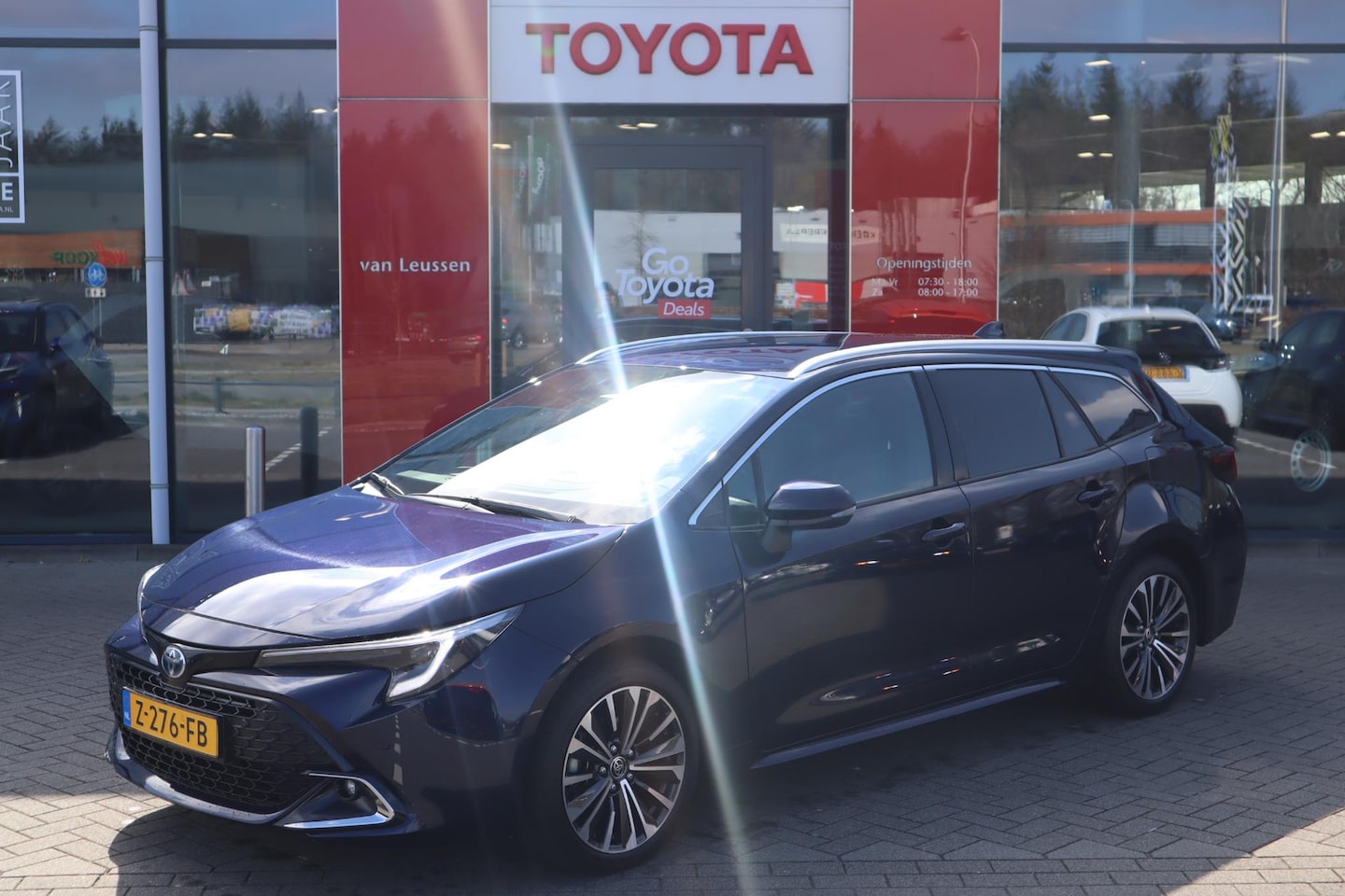 Toyota Corolla Touring Sports - Hybrid 140 Dynamic NAVI PARK-SENSOREN KEYLESS APPLE/ANDROID LM-VELGEN EL-ACHTERKLEP - AutoWereld.nl