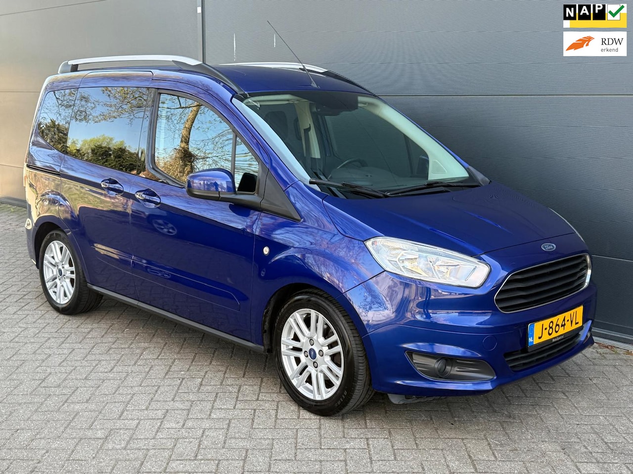 Ford Tourneo Courier - 1.0 Titanium/AIRCO/CRUISE/bluet/park sensopr/trekhaak/stoeverwarming - AutoWereld.nl