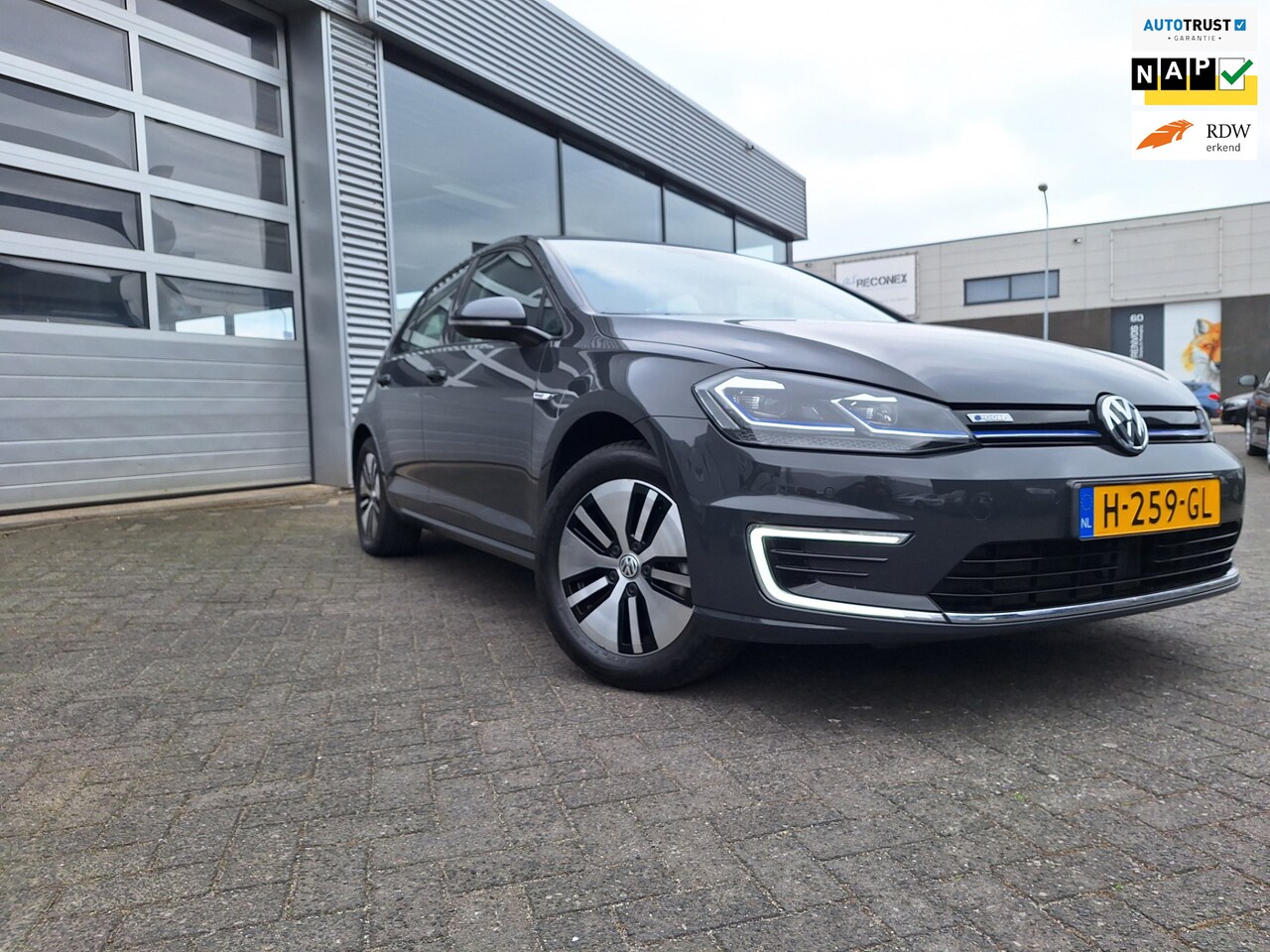 Volkswagen e-Golf - E-DITION/Navigatie/Pdc/V/A/ laadkabels/50 Dkm !!/ - AutoWereld.nl