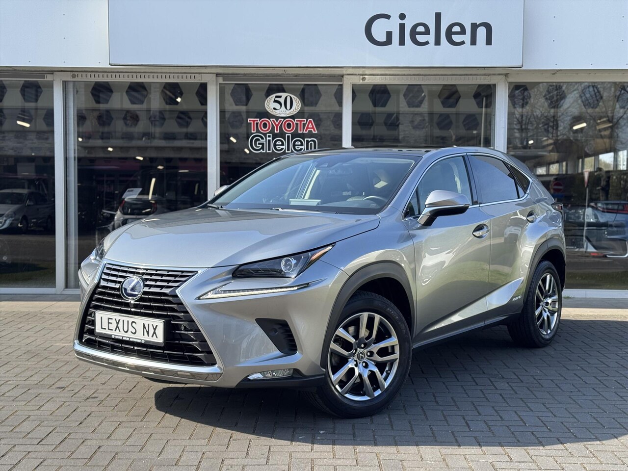 Lexus NX - 300h AWD Luxury Line | Panoramadak, Premium Navigatie, Parkeersensoren, Leer, Stoelverwarm - AutoWereld.nl