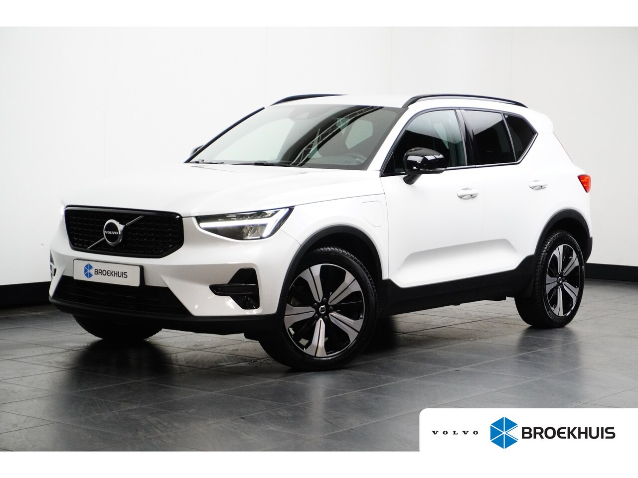 Volvo XC40 - T5 Plug-in hybrid Plus Dark | Achteruitrijcamera | Audio installatie premium | Cruise cont - AutoWereld.nl