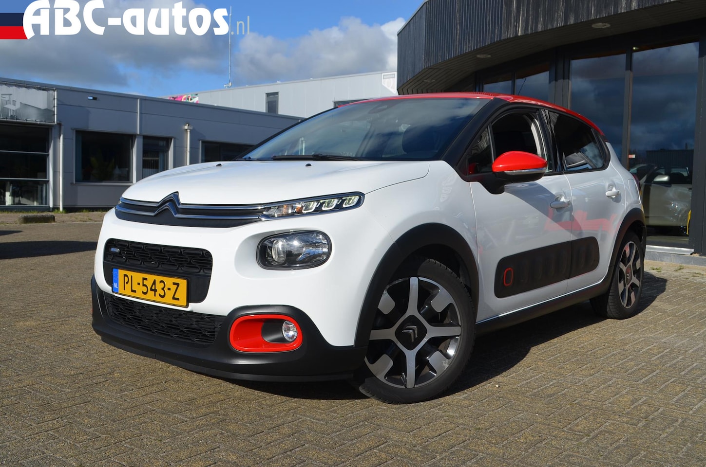 Citroën C3 - 1.2 PureTech Shine Carplay / Camera / Navi / PDC / 17" - AutoWereld.nl