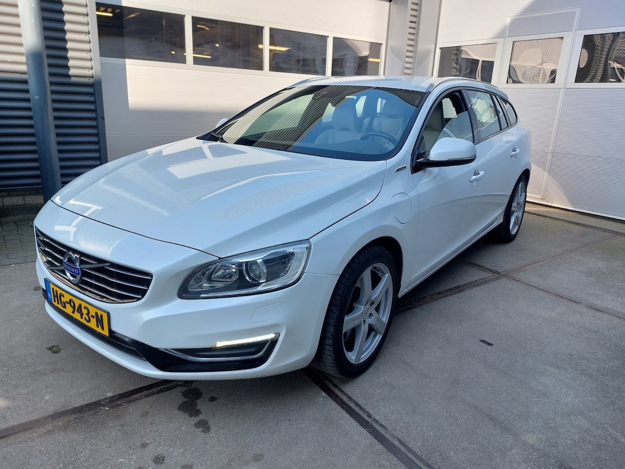 Volvo V60 - 2.4 D5 Twin Engine Special Edition Leer Nav LMV - AutoWereld.nl