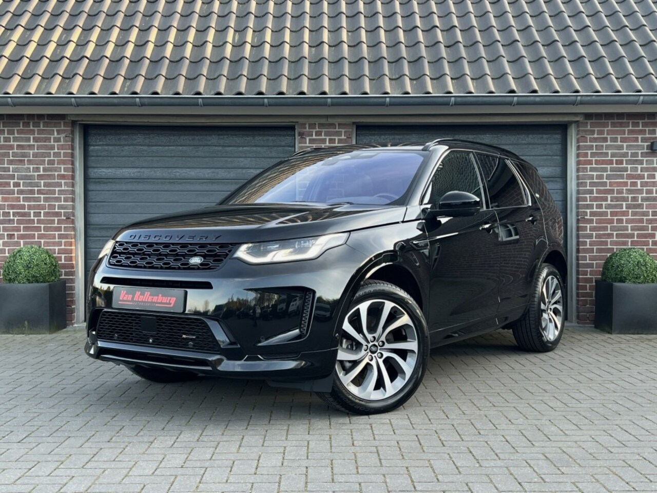 Land Rover Discovery Sport - P300E R DYNAMIC HSE AWD BLACK PANO 360 KEYLESS - AutoWereld.nl