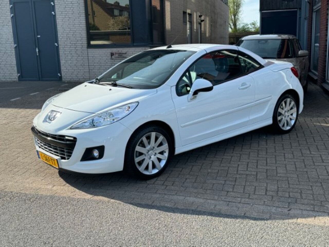 Peugeot 207 CC - 1.6 VTi Roland Garros Leer, Automaat - AutoWereld.nl