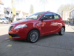 Lancia Y(psilon) - Ypsilon 1.2 Black & Red 5-drs / AIRCO / SCHUIFDAK / i.z.g.st / 84dkm