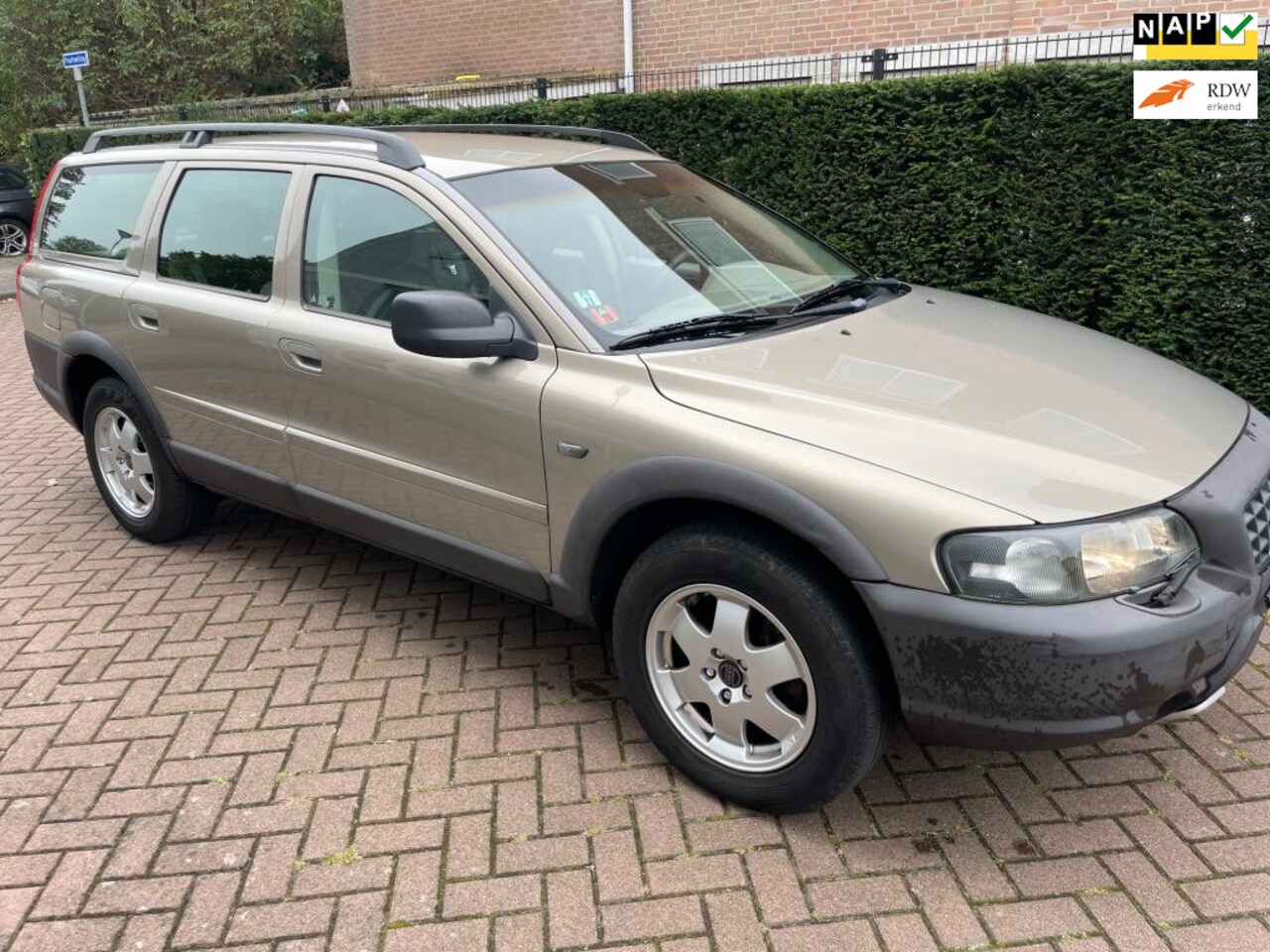 Volvo XC70 - 2.5 T Comfort Line 2.5 T Comfort Line - AutoWereld.nl